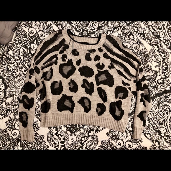 🐾 Animal Print Sweater🖤 - Picture 2 of 5
